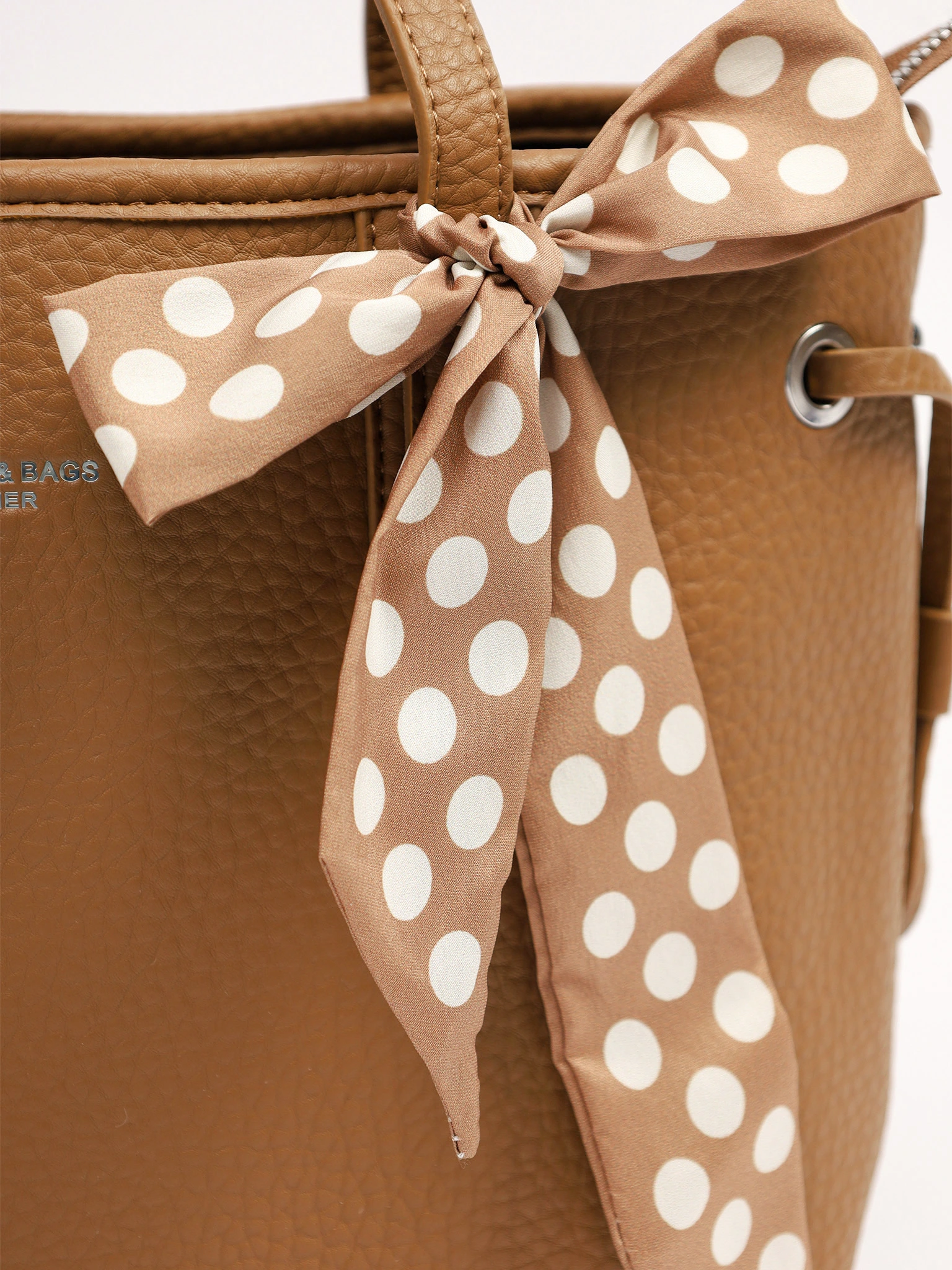 Сумка-тоут со стяжками по бокам и декоративным платком в ассортименте